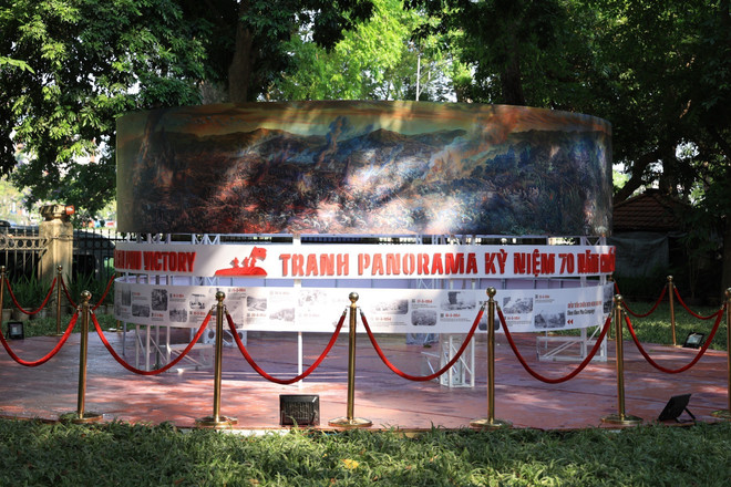 The 360-degree model of the panoramic painting depicting the Dien Bien Phu battlefield at the Nhan dan Newspaper's headquarters in Hanoi (Source: VNA) interactive exhibition of panoramic painting.jpg