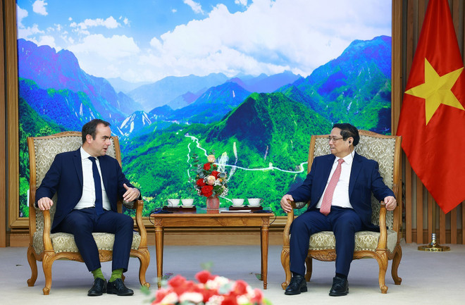 At the meeting between PM Pham Minh Chinh and French Minister of the Armed Forces Sebastien Lecornu in Hanoi on May 6. (Photo: VNA) Prime Minister receives visiting French Minister of Armed Forces 2.jpg