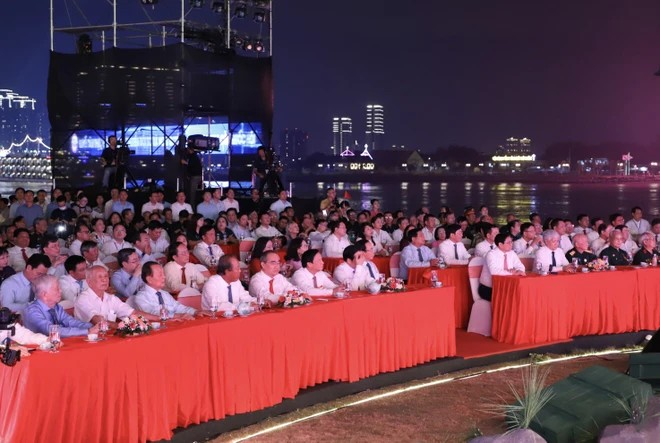 Officials, including PM Pham Minh Chinh, participate in the TV show at the Thu Ngu Flagpole relic site in HCM City. (Photo: VNA) TV show marks 70th anniversary of Dien Bien Phu Victory 2.png