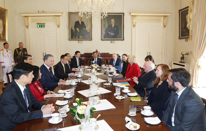 The talks between Party General Secretary and State President To Lam and Irish President Michael D. Higgins in Dublin on October 2 (Photo: VNA) Talks between Vietnamese President To Lam and President Michael D. Higgins.jpg