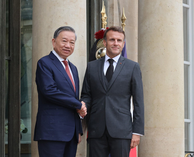French President Emmanuel Macron (right) welcomes Party General Secretary and State President To Lam in Paris on October 7. (Photo: VNA) Vietnamese President To Lam and French President Emmanuel Macron.jpg