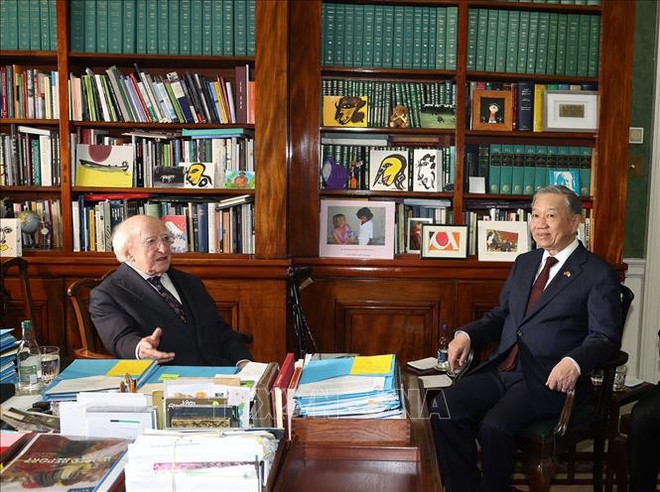 Party General Secretary and President of Vietnam To Lam (right) and President of Ireland Michael Higgins at their private meeting prior to the talks in Dublin on October 2. (Photo: VNA) Top leader of Vietnam, President of Ireland hold talks in Dublin 2.jpg