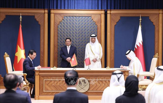 Vietnamese PM Pham Minh Chinh and Qatari PM Sheikh Mohammed bin Abdulrahman Al Thani witness the signing of a protocol between the Vietnamese and Qatari Governments that amends the inter-government agreement on air transport. (Photo: VNA) PMs of Vietnam and Qatar hold talks 2.jpg