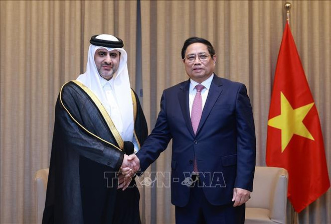 PM Pham Minh Chinh (R) receives Sheikh Bandar Al Thani, Chairman of the Qatar Investment Authority and Governor of the Qatar Central Bank, on October 30. (Photo: VNA) PM receives heads of leading investment firm, authority of Qatar 2.jpg