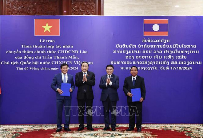 Vietnamese, Lao top legislators hold talks.jpg