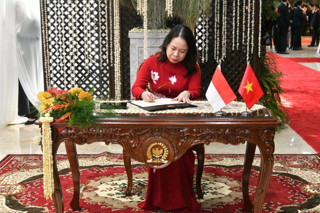 Vietnamese Vice President Vo Thi Anh Xuan signs the guests' book of the inauguration ceremony of the Indonesian President on October 20. (Source: VNA) Prabowo Subianto sworn in as eighth President of Indonesia 2.jpg