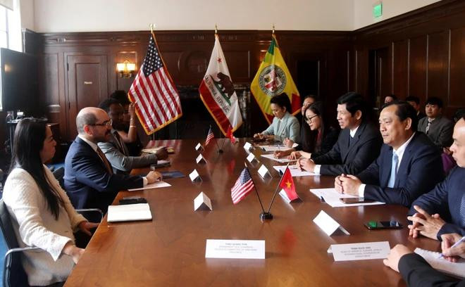 The MCST and the Los Angeles administration discuss tourism and film cooperation opportunities at the working session. (Photo: MCST) Vietnam’s culture ministry in sunny LA to discuss tourism, film 2.webp