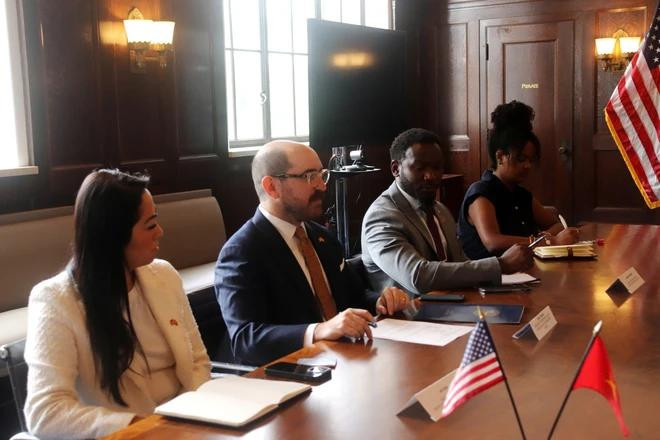 Representatives of the Los Angeles administration at the working session with the MCST delegation. (Photo: MCST) Vietnam’s culture ministry in sunny LA to discuss tourism, film 4.webp