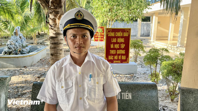 Truong Khac Dinh, Director of the Fisheries Logistical Service Centre of Da Tay Island under the Ministry of Agriculture and Rural Development. (Photo: VietnamPlus) An Island Lighthouse full of vitality 7.webp
