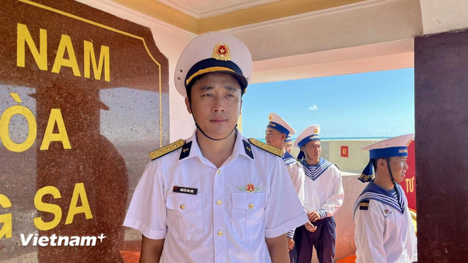 Da Dong island political commissar, Capt. Nguyen Van Linh. (Photo: VietnamPlus) An Island Lighthouse full of vitality 5.webp