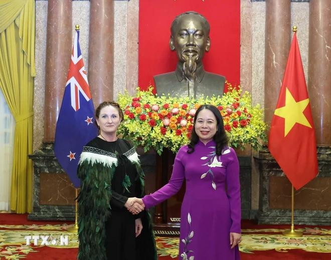Acting President Vo Thi Anh Xuan (right) receives New Zealand Ambassador Caroline Rachel Beresford in Hanoi on May 15, 2024. (Photo: VNA) Acting President Vo Thi Anh Xuan receives New Zealand Ambassador Caroline Rachel Beresford.webp