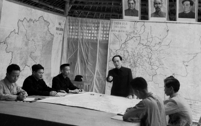 The General Staff of the Vietnam People’s Army discuss the combat plan. (File photo: VNA) Dien Bien Phu Victory 6.jpg