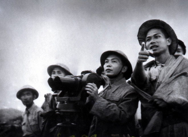 General Vo Nguyen Giap observes the Dien Bien Phu battlefield for the last time before ordering the opening of fire. (File photo: VNA) General Vo Nguyen Giap.jpg