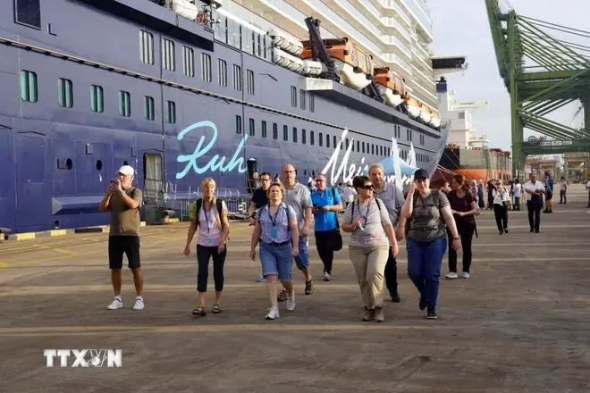 Cruise tourists arrive at Ba Ria - Vung Tau province. (Photo: VNA) Visitors to Ba Ria - Vung Tau.webp