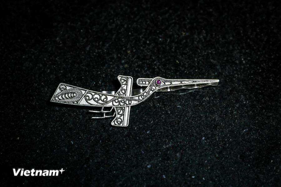 An item in the shape of a traditional symbol features patterns made from extremely thin silver wires. (Photo: VietnamPlus)