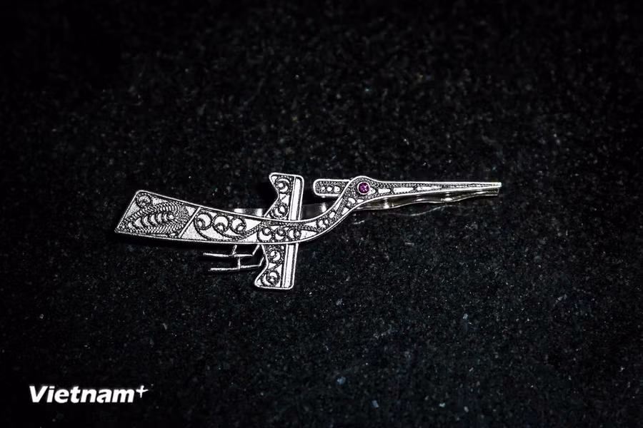 An item in the shape of a traditional symbol features patterns made from extremely thin silver wires. (Photo: VietnamPlus)