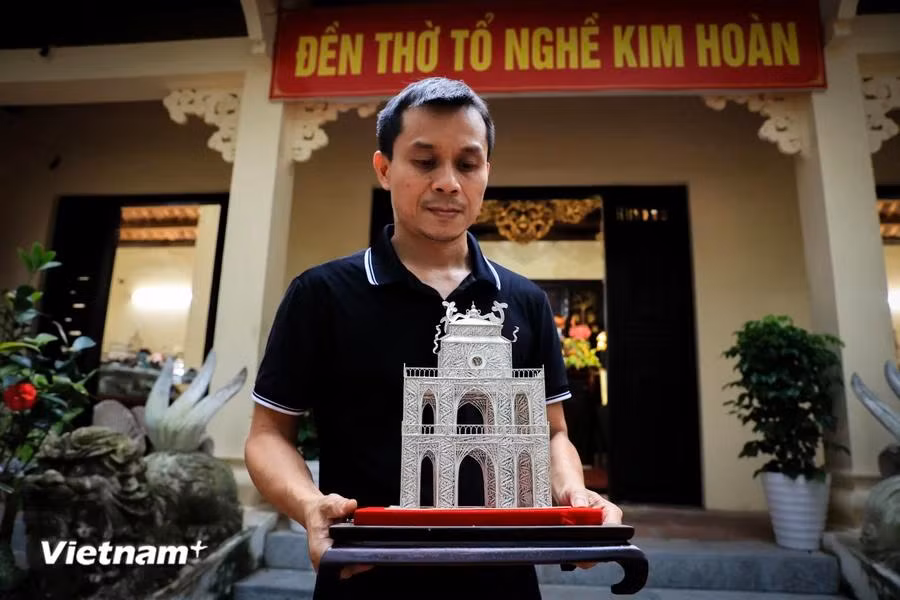 Upholding gratitude towards the founder of silversmithing, artisan Quach Tuan Anh and other craftsmen are working industriously to preserve one of the four quintessence crafts in Thang Long - Hanoi, a land of time-honoured culture. (Photo: VietnamPlus)