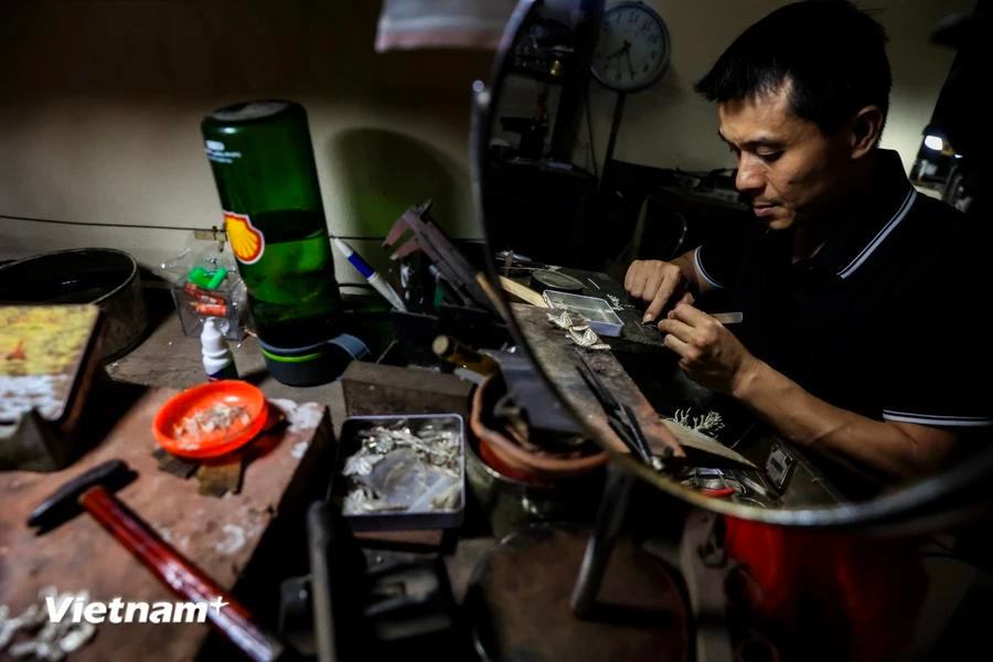 Anh holds a bachelor’s degree in law and business administration from the National Economics University, but he decided not to pursue those careers and returned to the traditional craft of silversmithing instead. (Photo: VietnamPlus)