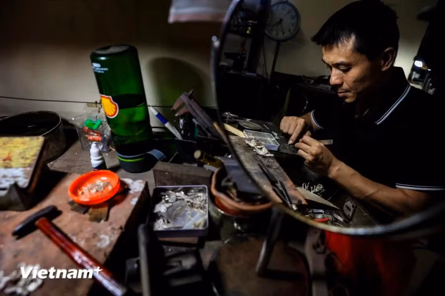 Anh holds a bachelor’s degree in law and business administration from the National Economics University, but he decided not to pursue those careers and returned to the traditional craft of silversmithing instead. (Photo: VietnamPlus)