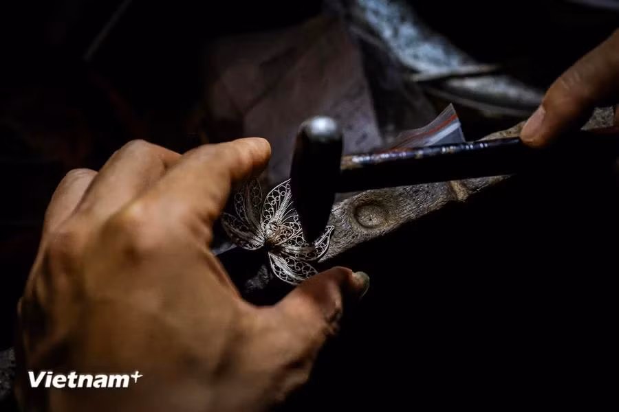 In 2003, as his father Quach Van Truong was the only silversmith in the village, many orders were turned down. Realising this was an opportunity to develop the craft, Anh was determined to uphold the work passed down from ancestors. (Photo: VietnamPlus)