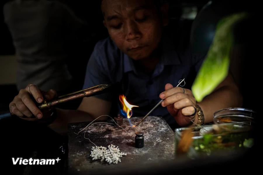 Feeling the heat of material holds critical importance because products are made from very small details, if the material is overheated, it may melt. (Photo: VietnamPlus)