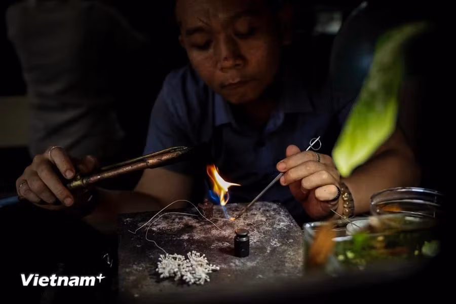 Feeling the heat of material holds critical importance because products are made from very small details, if the material is overheated, it may melt. (Photo: VietnamPlus)