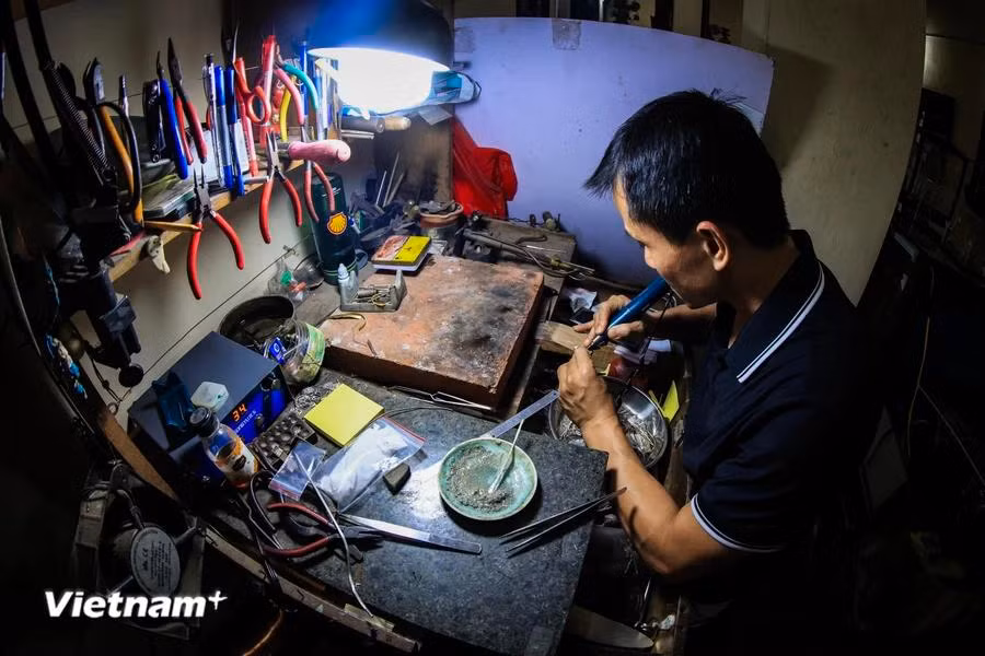 Quach Tuan Anh is one of the last artisans upholding the long-standing craft of silversmithing in Dinh Cong of Hoang Mai district, Hanoi. (Photo: VietnamPlus)