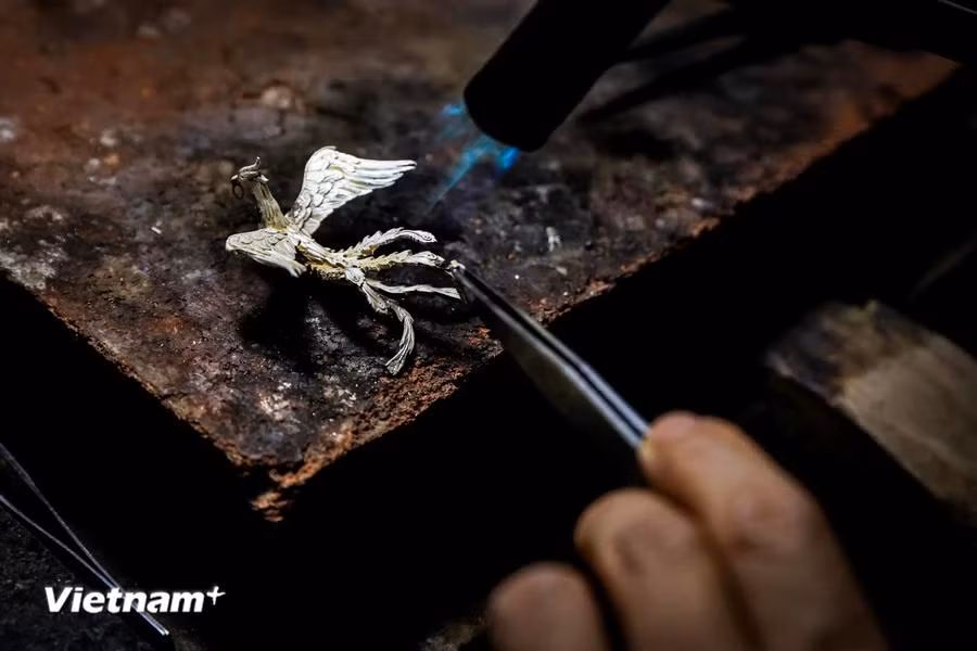 Meanwhile, if the material is underheated, it will be hard for craftsmen to shape details, or they may ruin the entire item. (Photo: VietnamPlus)