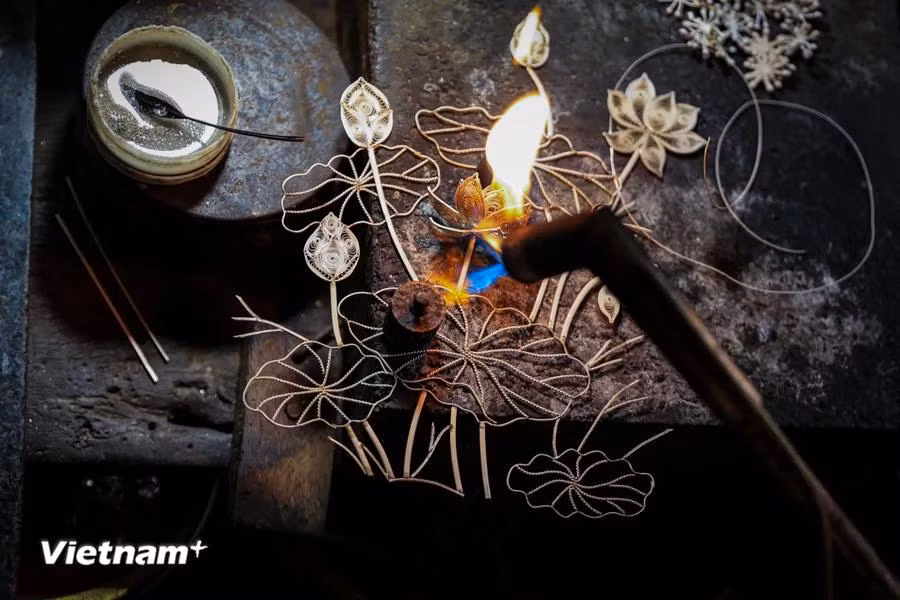 Artisan Quach Tuan Anh said during the over-20-year practice of the craft, he has learned multiple lessons to improve material heat feeling skills. (Photo: VietnamPlus)