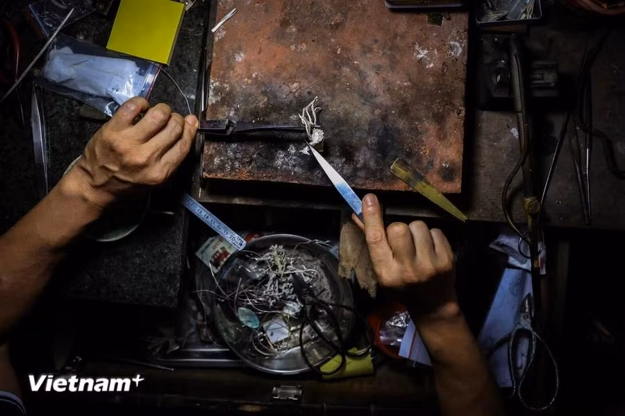 The 43-year-old artisan initially did not intend to engage in this craft because it is labour intensive and requires great patience and diligence from silversmiths to complete a product. (Photo: VietnamPlus)