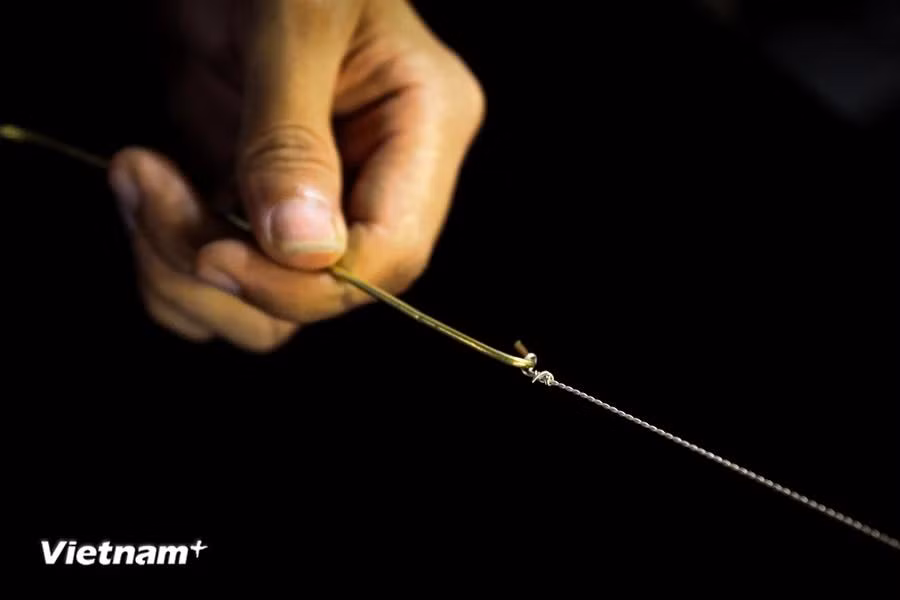 From those silver wires, craftsmen spin them together to create the details of silversmith products. (Photo: VietnamPlus)