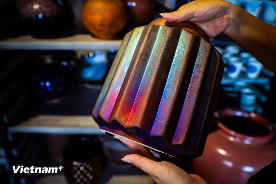 Each product is unique, but Loi has managed to find out a method for controlling colour, thus meeting requirements in the Canadian, British, and Dutch markets. (Photo: VietnamPlus)