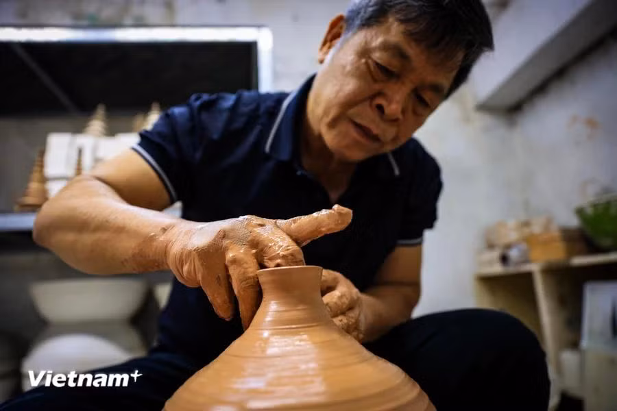 Since 1986, the village has developed strongly. Many families have built their own workshops and sought their own ways for developing ceramic products, but the essence passed down from ancestors is still maintained. (Photo: VietnamPlus)