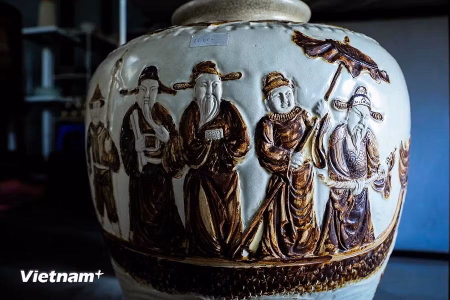 The couple has successfully recovered the blue and brown glazes of the Ly Dynasty (1009 - 1225) and the green-blue glaze of the Tran Dynasty (1226 - 1400) and the Le Dynasty (1428 - 1789). (Photo: VietnamPlus)