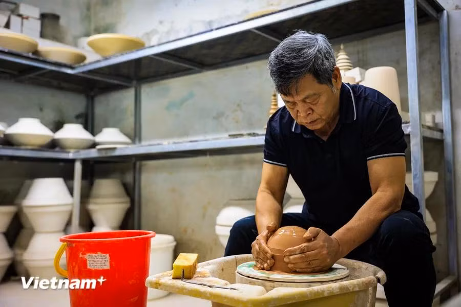 Loi always thinks he is lucky to grow up in a traditional craft village and a family practicing this craft. He gained access to clay and pottery turntables at a young age. (Photo: VietnamPlus)
