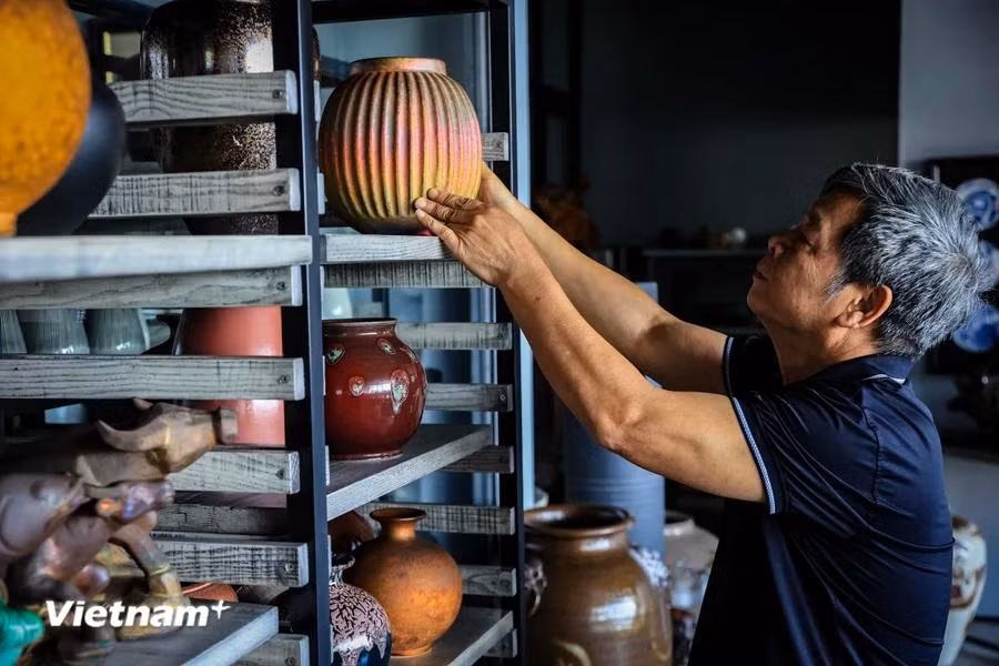 His family perseveres in maintaining the essence of this traditional craft, but they also base their work on the tastes of foreign markets to develop attractive products. (Photo: VietnamPlus)