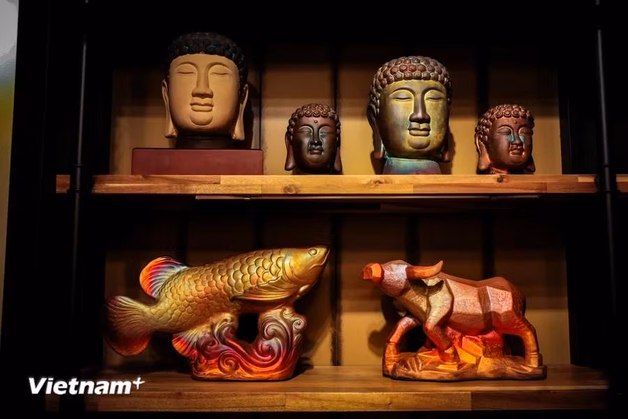 This type of glaze requires two trips to the baking kiln before objects are covered tightly with wood shavings or rice husk so that the glaze produces its colours. (Photo: VietnamPlus)