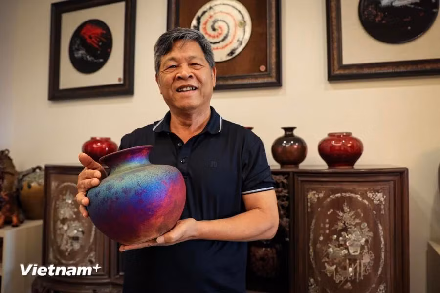 Nguyen Van Loi, who holds the Meritorious Artisan title, is a native of Bat Trang in Gia Lam district, Hanoi. He has spent more than half a century connected to his hometown. (Photo: VietnamPlus)