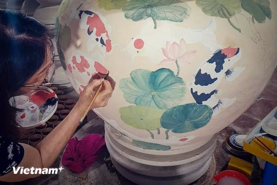 Nguyen Van Loi and Pham Thi Chau were granted the “artisan” title in 2003 in recognition of their efforts in enriching the “soul” of ceramic items. (Photo: VietnamPlus)