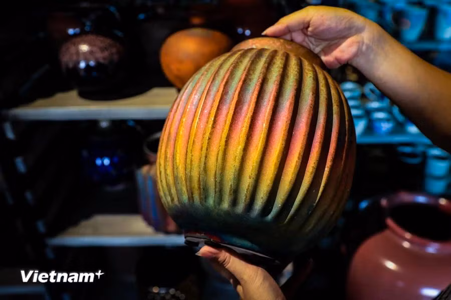 After nearly four years of research, he can produce a unique glaze that reveals colour change depending on the temperature of kilns and the thickness of objects. (Photo: VietnamPlus)