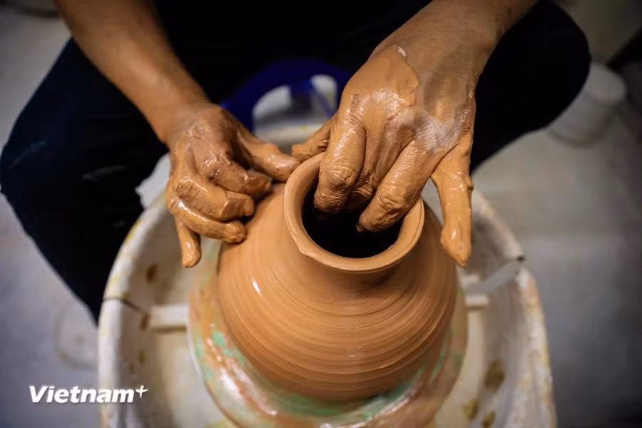He said according to his family history, the first generation of the family made ceramics in 1736. Initial ceramic making techniques were simple, but products still required skillfulness and diligence of producers. (Photo: VietnamPlus)