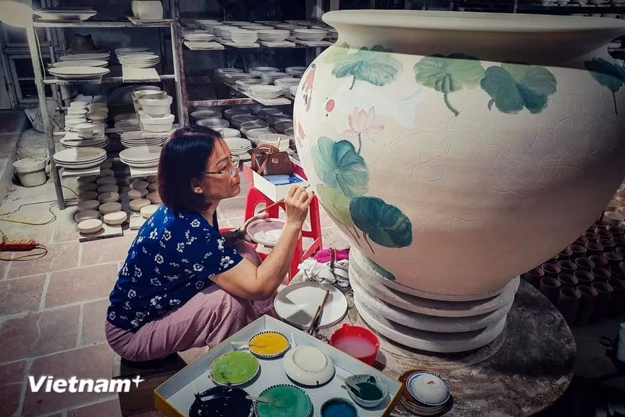 Loi said it is his good fortune that his wife Pham Thi Chau has always stood beside him on the path of preserving the long-standing craft and developing new products that can penetrate international markets. (Photo: VietnamPlus)