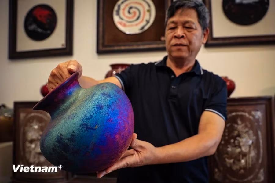 Loi’s family and other Bat Trang villagers are working tirelessly to maintain the soul of their village, whose craft turns “mud bowls into precious items” and “clay into gold”. (Photo: VietnamPlus)