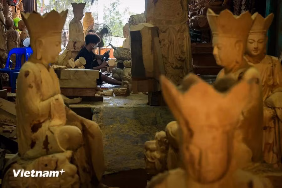 A large number of heritage sites across the millennium-old City of Hanoi bear the touch of Son Dong artisans such as the Temple of Literature, its Khue Van Pavilion (Pavilion of the Constellation of Literary), Ngoc Son Temple and The Huc Bridge on Hoan Kiem Lake, and One-Pillar Pagoda. (Photo: VietnamPlus)