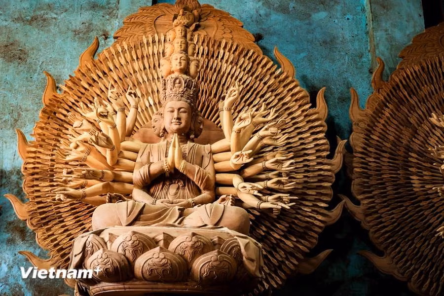 With their skillful hands, Son Dong craftsmen have created a wide range of artworks of great exquisiteness, including the thousand-armed and thousand-eyed Buddha statue, the colossal statues guarding the gates of pagodas, statues of Arhats, and palanquins carried by eight people. (Photo: VietnamPlus)