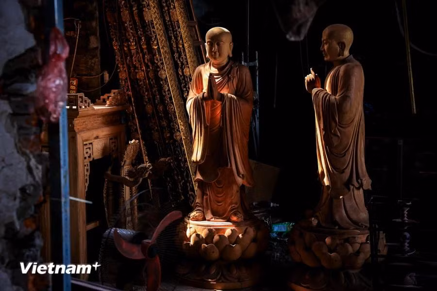 Behind those artworks is the sweat from descendants of this craft village who follow in the path of their ancestors. (Photo: VietnamPlus)
