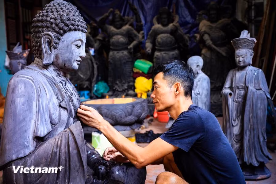 At the same age as Dai in Son Dong village, Phan Van Anh, grandson of artisan Phan Van Anh, is following his ancestors’ footsteps to instill “soul” into wood. (Photo: VietnamPlus)