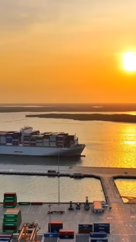 The ultra-large container vessel M/V OOCL SPAIN calls at Gemalink Port in the Cai Mep – Thi Vai port complex in Ho Chi Minh City. (Photo: VNA)
