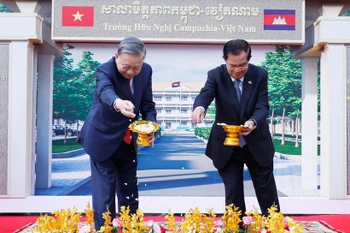 General Secretary of the Communist Party of Vietnam (CPV) To Lam (left) and President of the Cambodian People’s Party (CPP) Hun Sen attend a groundbreaking ceremony for the Cambodia – Vietnam Friendship School in Phnom Penh on February 6. (Photo: VNA)