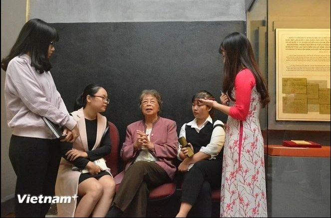 Do Hong Phan (middle) recalls the days she was captured by the enemy at Hoa Lo Prison. (Photo: VietnamPlus)